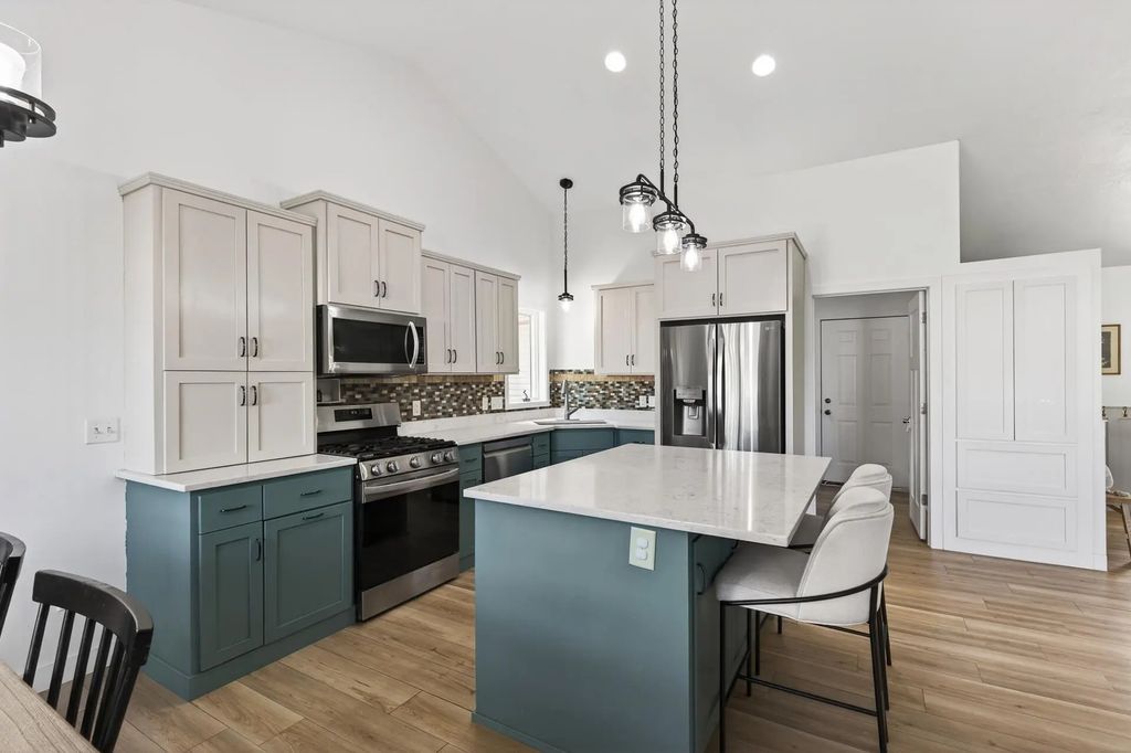 515 10th Avenue Ne, Lonsdale