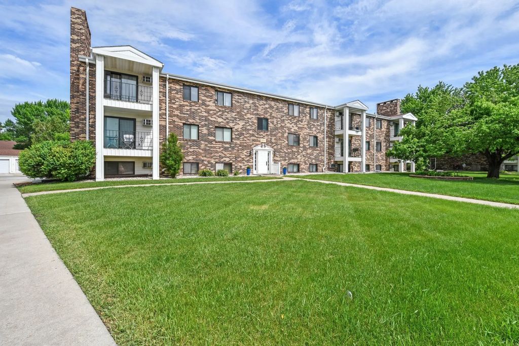 321 Prairiewood Circle S 304, Fargo