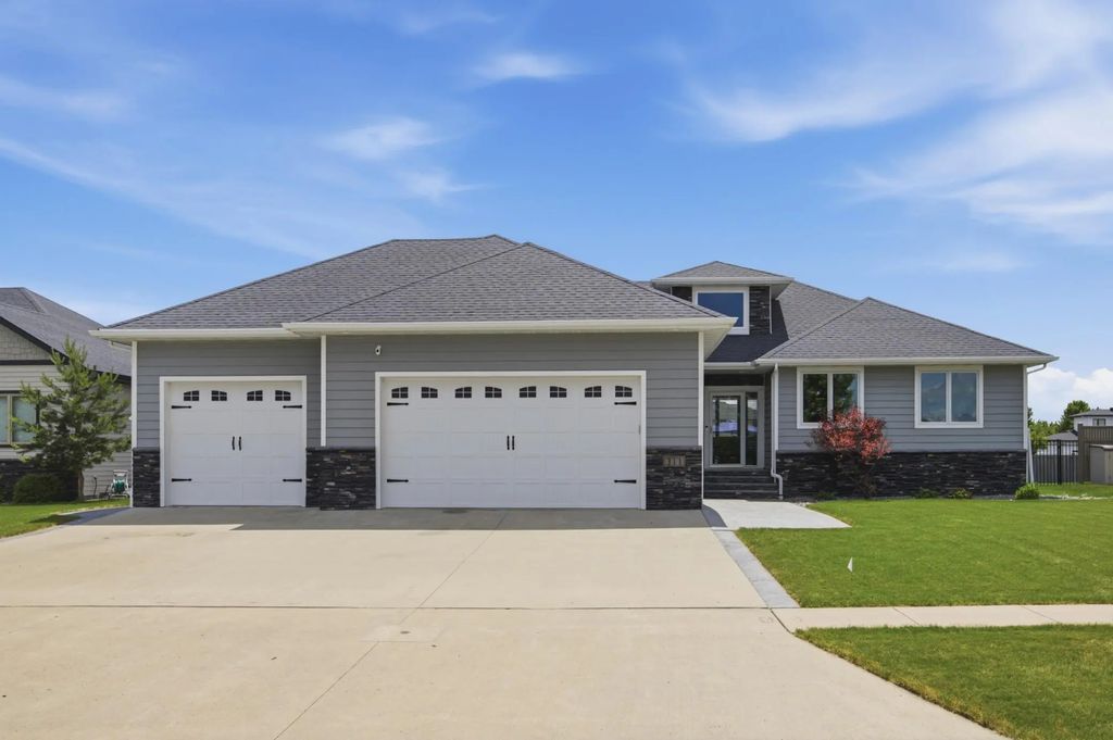 311 39th Avenue E, West Fargo