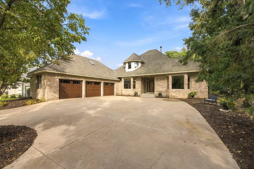 4320 Vinewood Lane N, Plymouth
