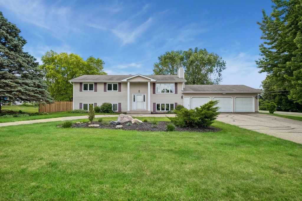 1790 Crestridge Lane, Eagan