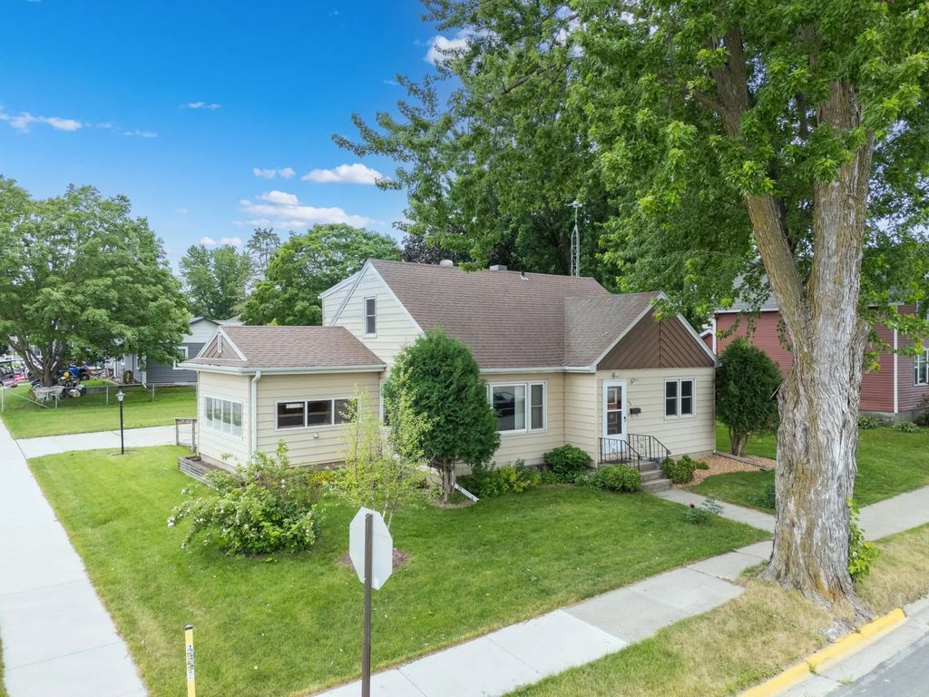 145 6th Street Nw, Plainview