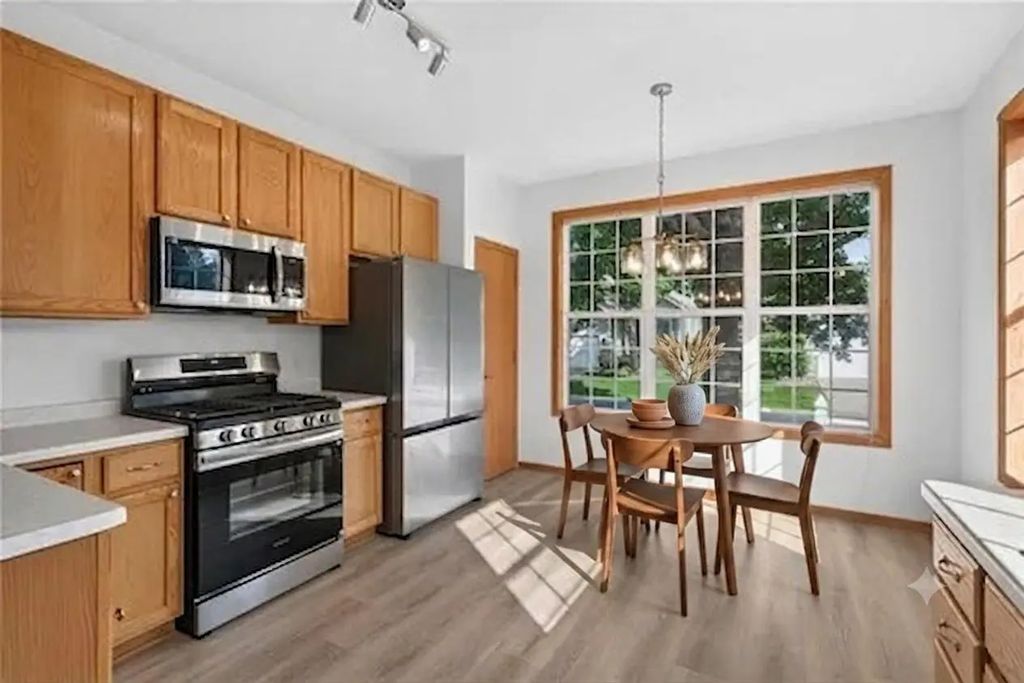 442 Meadowood Lane, Burnsville
