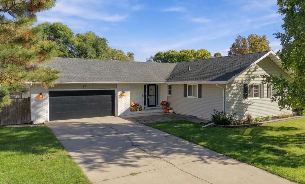 57 Prairiewood Drive S, Fargo