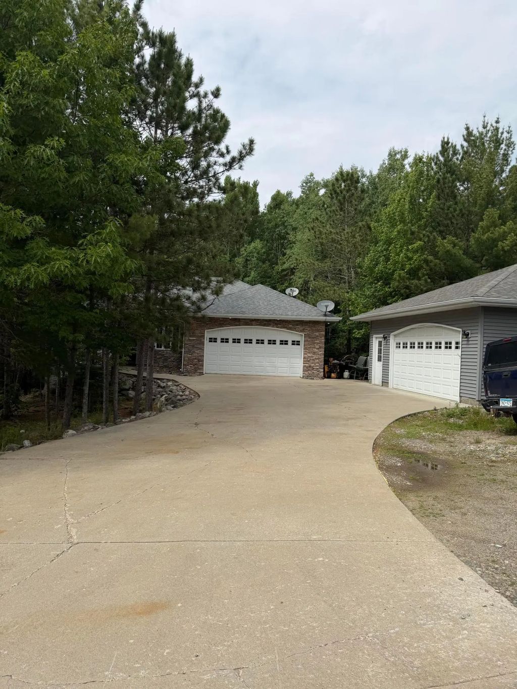 5595 Pine Street, Tower