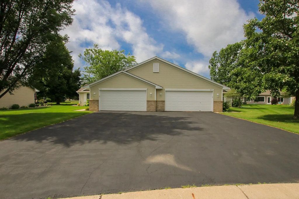820 Greensview Court Nw, Hutchinson