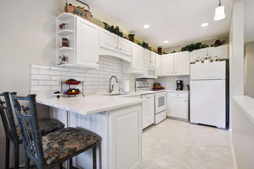 7561 Zinnia Way, Maple Grove