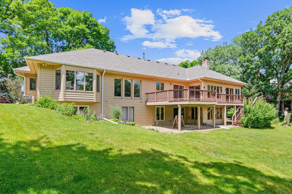 1200 Summit Oaks Drive, Burnsville