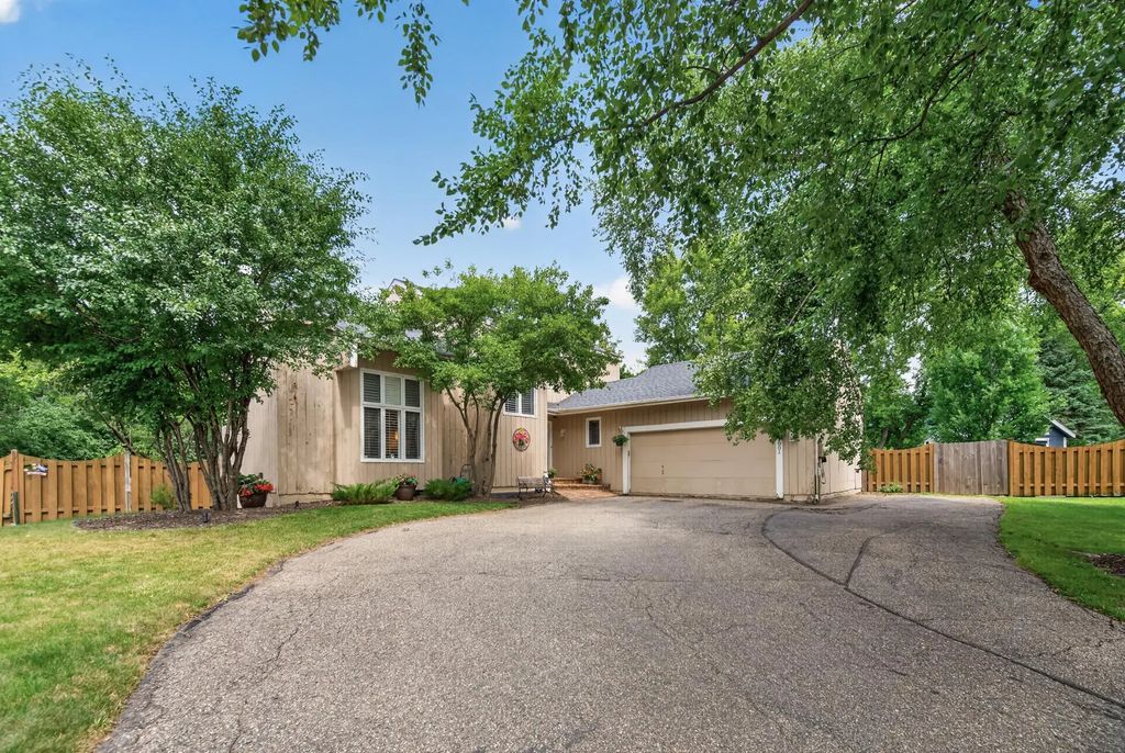 7001 Beacon Circle, Eden Prairie