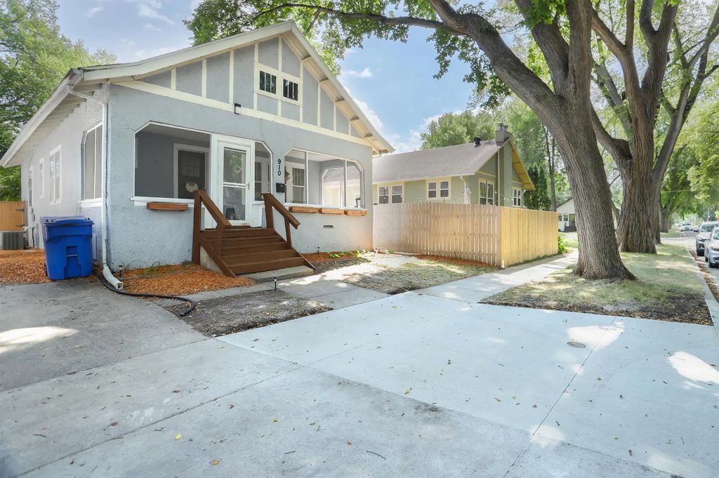 910 11th Street S, Fargo