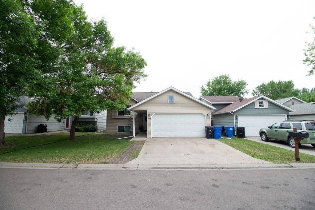 1938 53rd Avenue S, Fargo