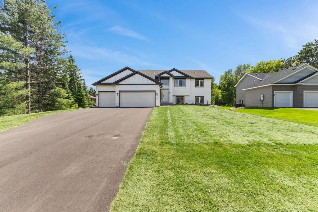 520 Lois Lane, Lino Lakes