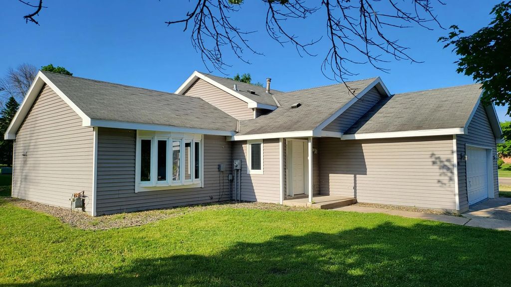 524 Wood Way, Burnsville
