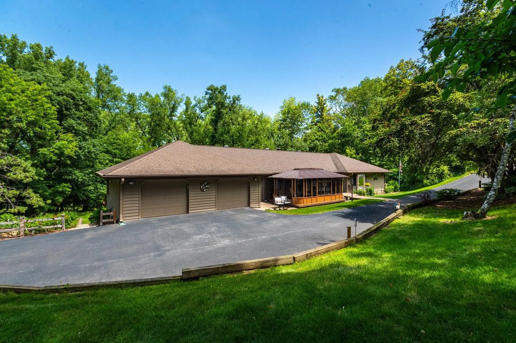 47060 Queens Cove Circle, La Crescent