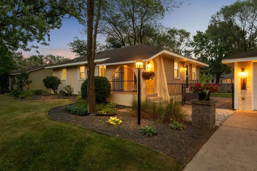 725 82nd Avenue N, Brooklyn Park