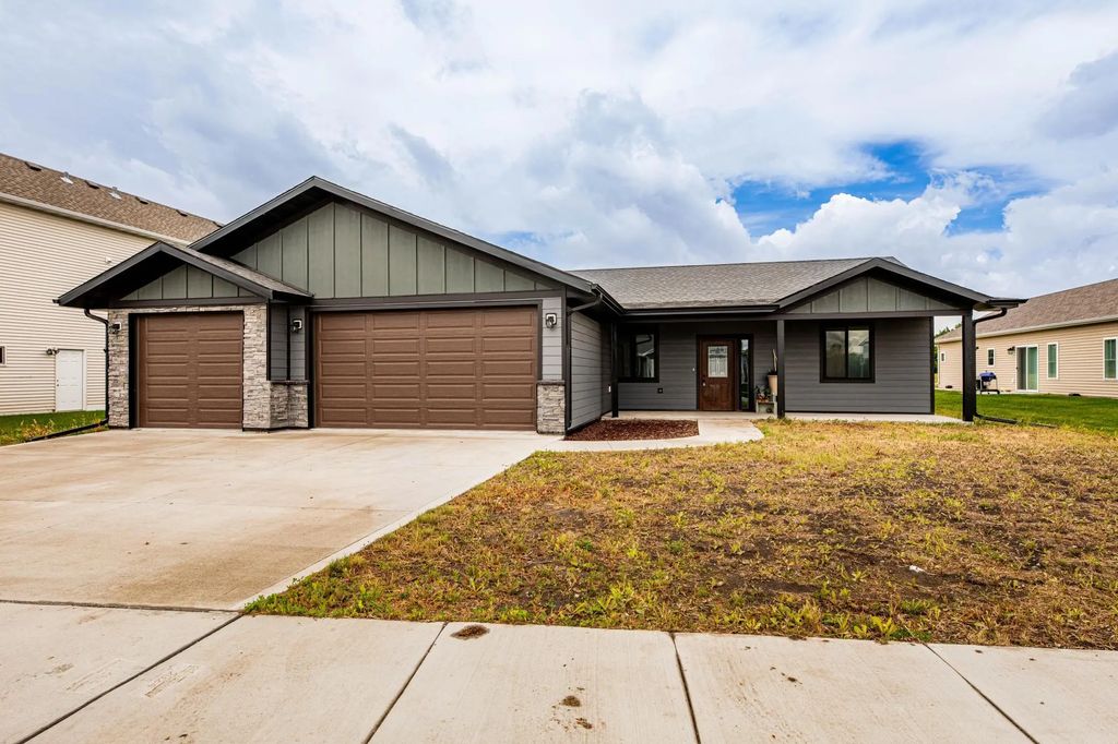 4712 Hampton Loop S, Moorhead