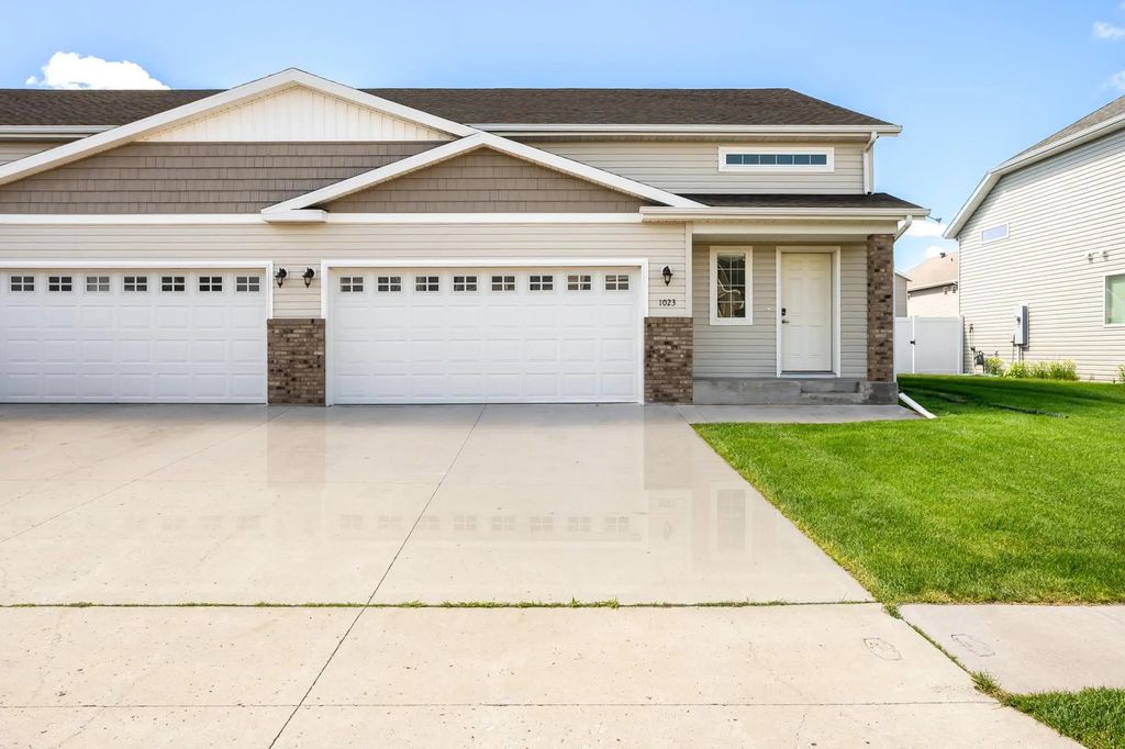 1023 29th Avenue W, West Fargo