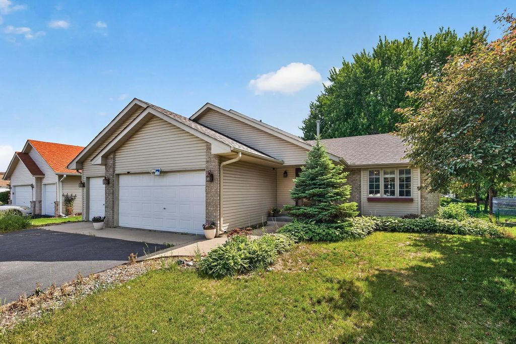 8725 Queens Gardens, Brooklyn Park