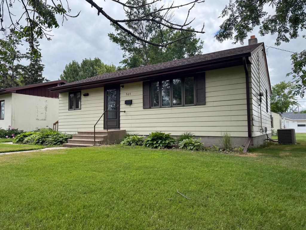 309 7th Avenue Ne, Roseau