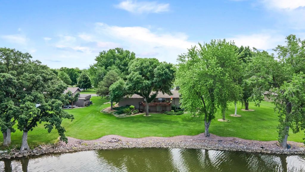 830 Lakewood Drive Sw, Hutchinson
