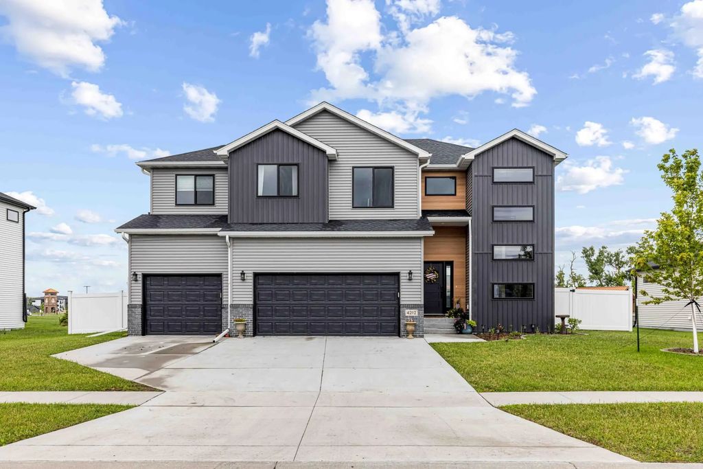 4212 Pine Parkway S, Fargo