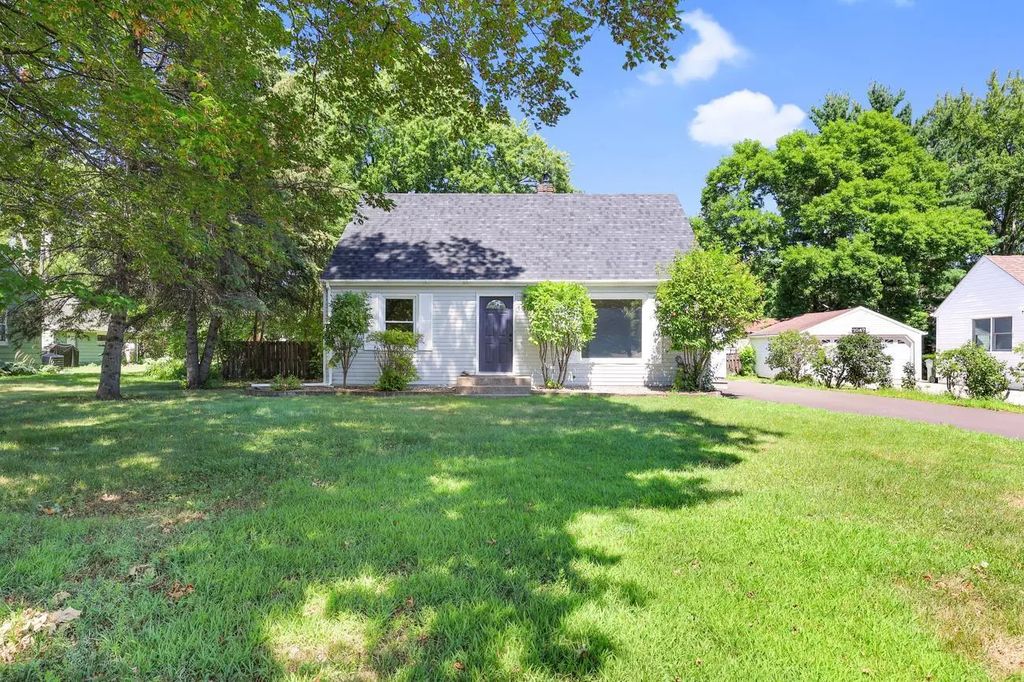 1051 Burke Avenue W, Roseville