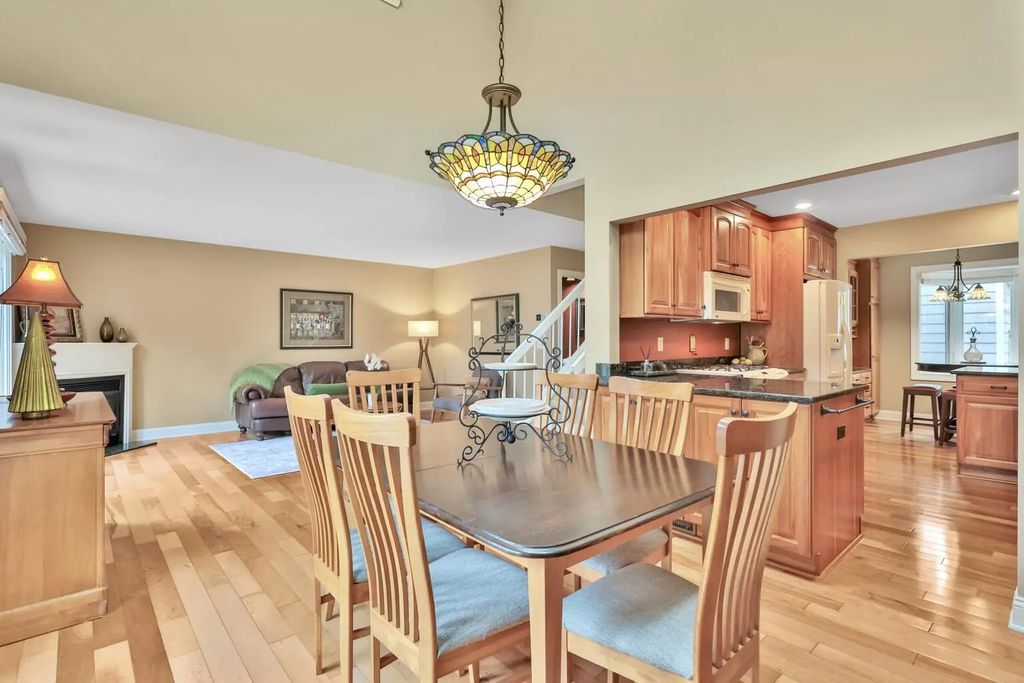 8264 Kingslee Road, Bloomington