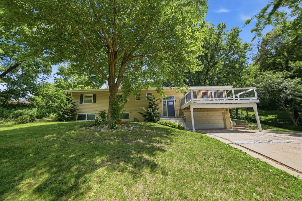1475 Valley Drive, Burnsville