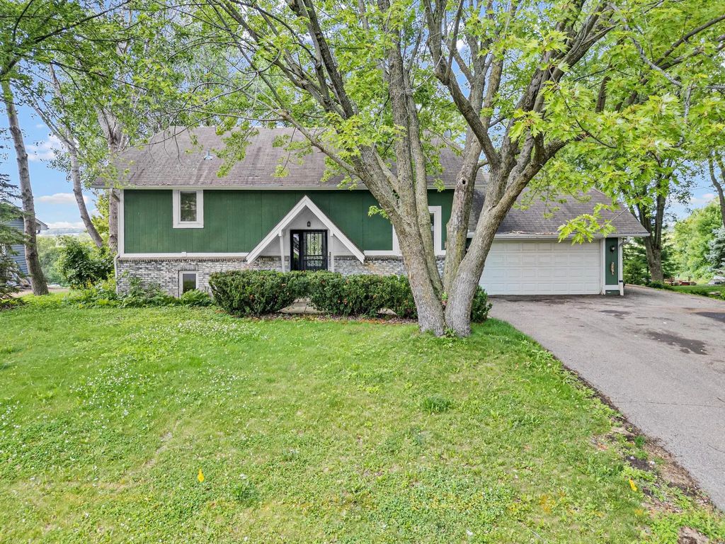 8955 Hilltop Drive, Saint Bonifacius