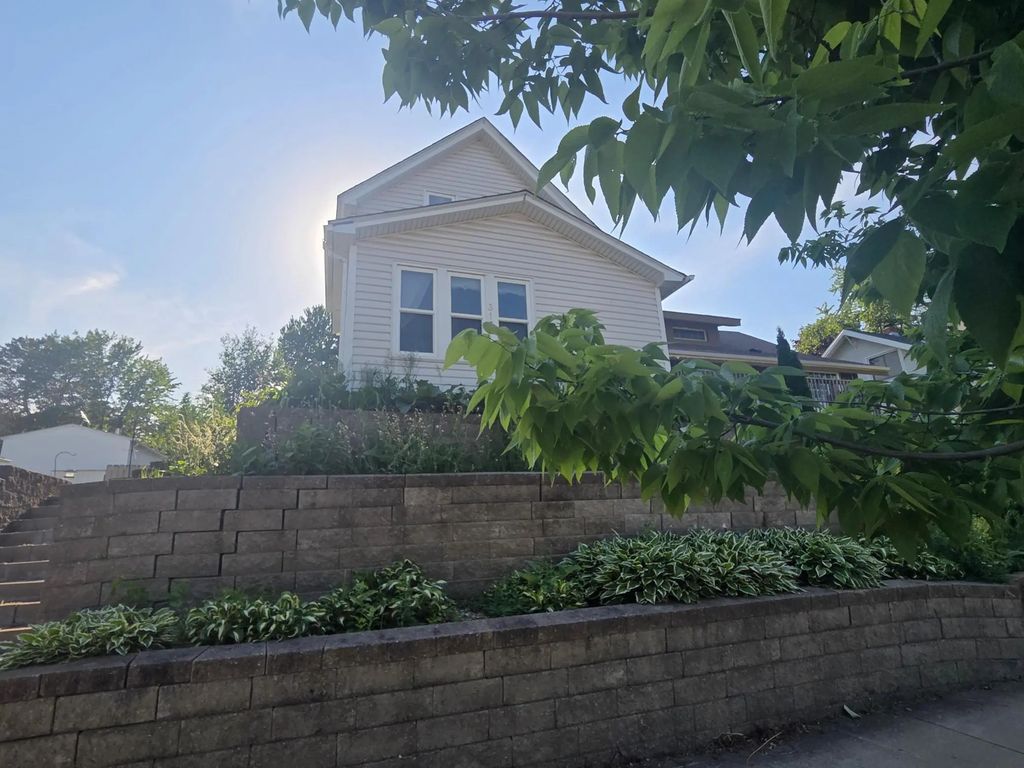 313 Main Street S, Lonsdale