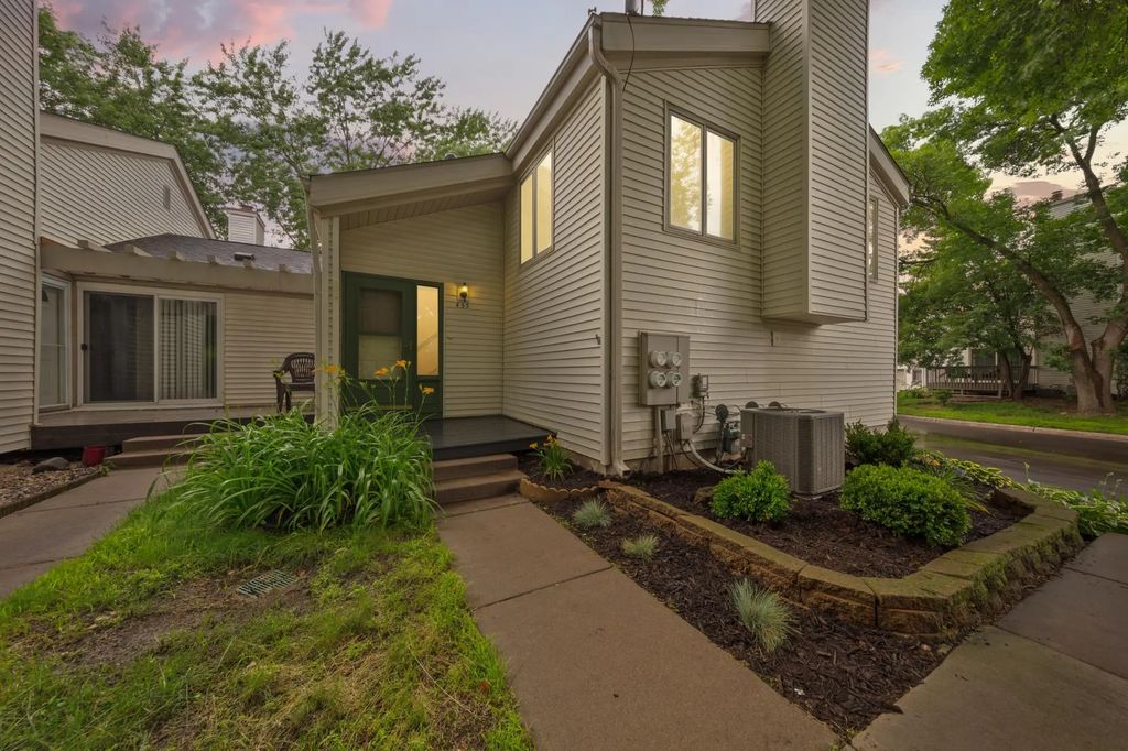 435 Fontaine Court, Woodbury