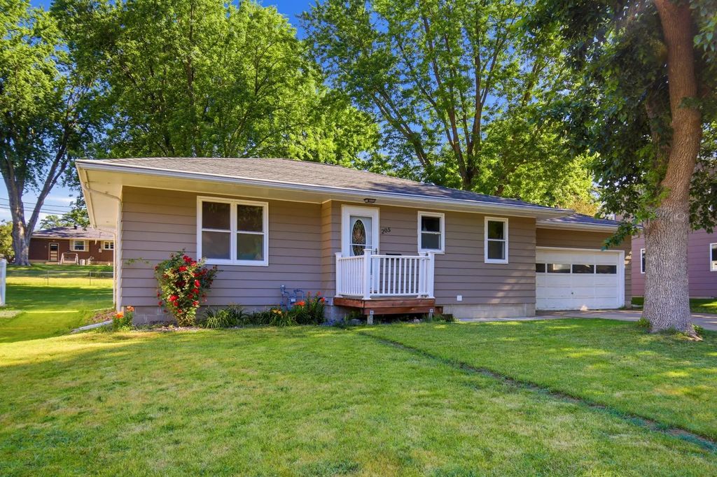 205 Burr Oak Drive, Albert Lea