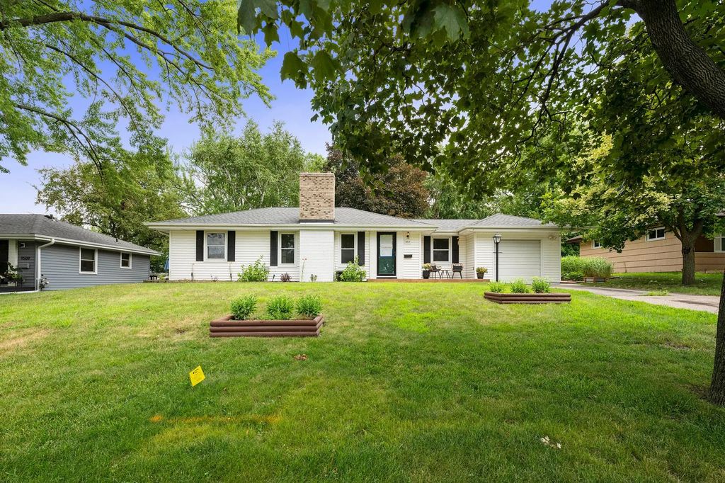 9517 Clinton Avenue S, Bloomington