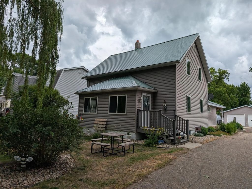 111 E Lyon Street, Minneota