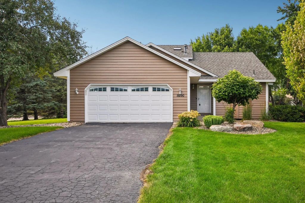 19290 Euclid Court, Farmington