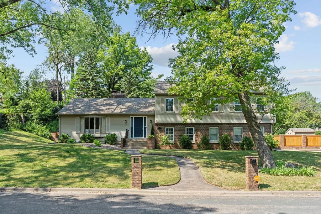 13500 Clinton Place, Burnsville