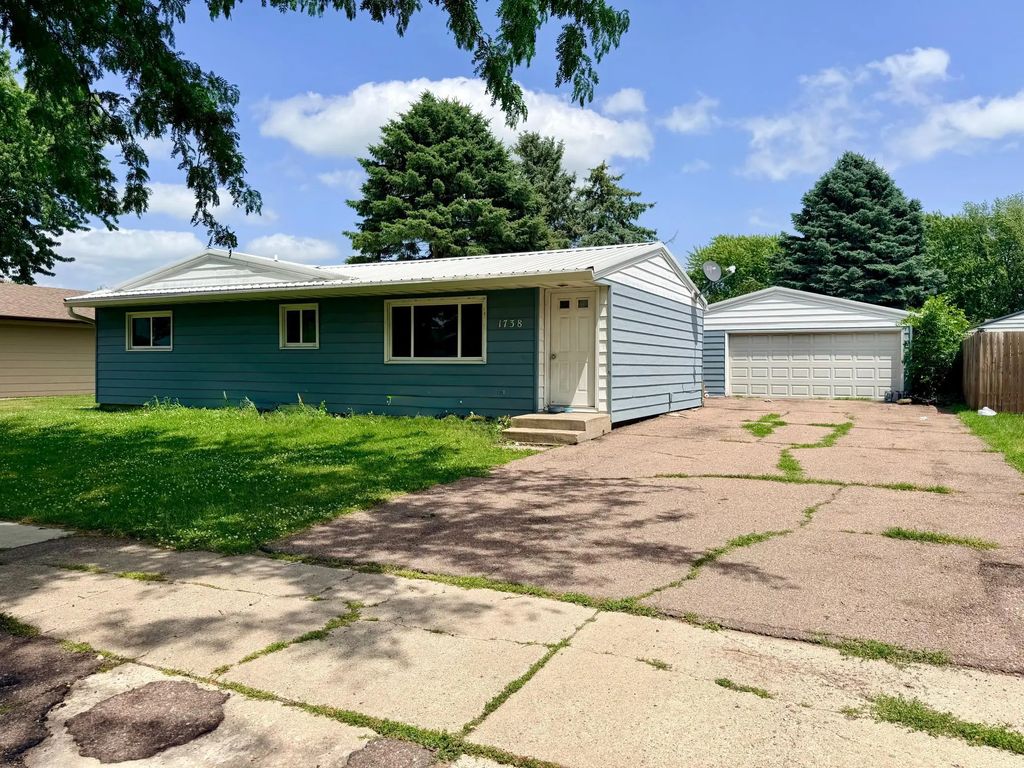 1738 Skyline Drive, Worthington