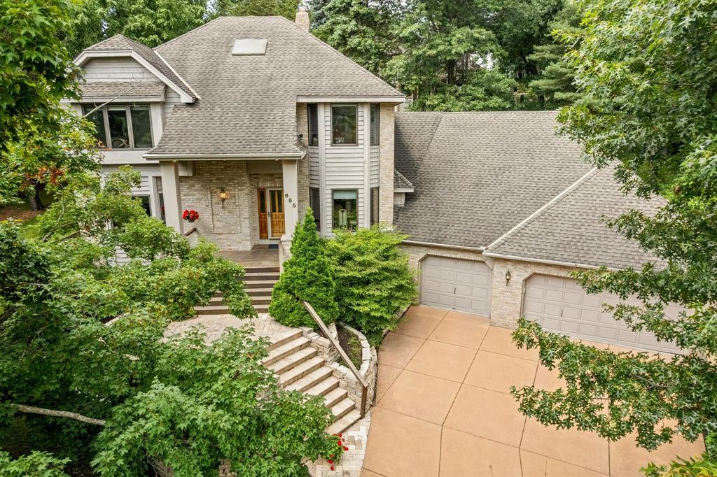 655 Evergreen Circle, Shoreview