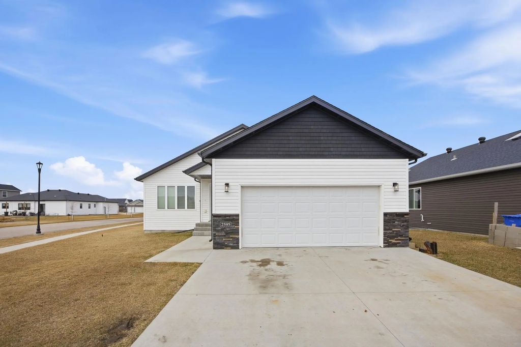 2595 72 Avenue S, Fargo