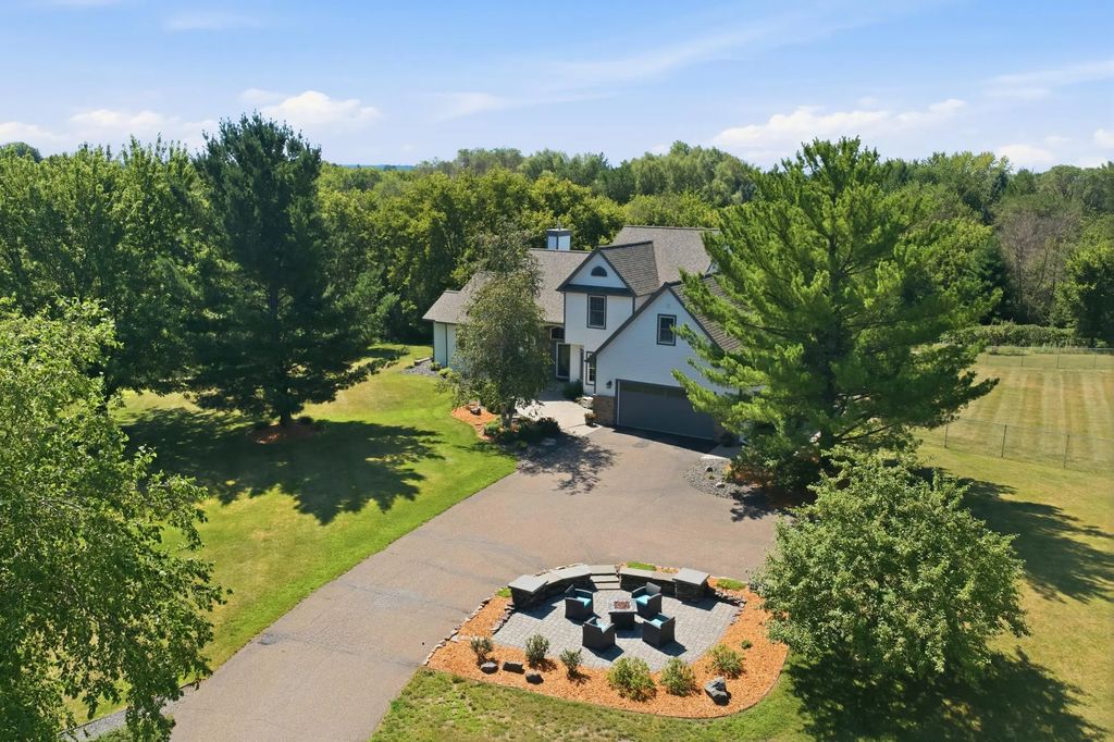 923 Cloverleaf Circle, Hudson