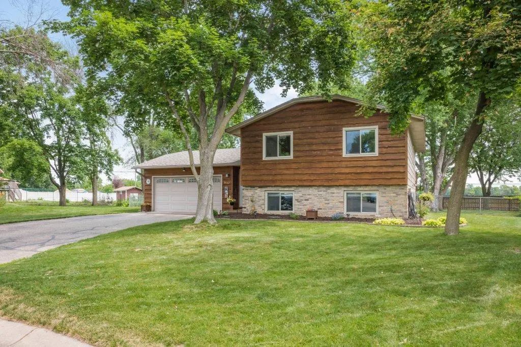 9562 99th Avenue N, Maple Grove