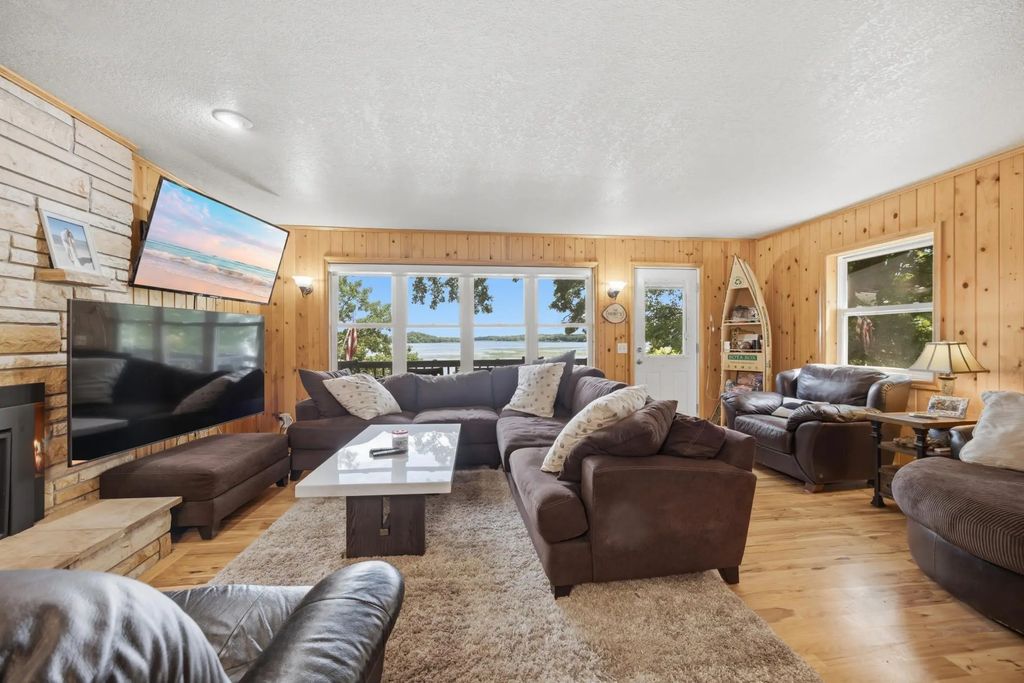13117 Bayview Road, South Haven