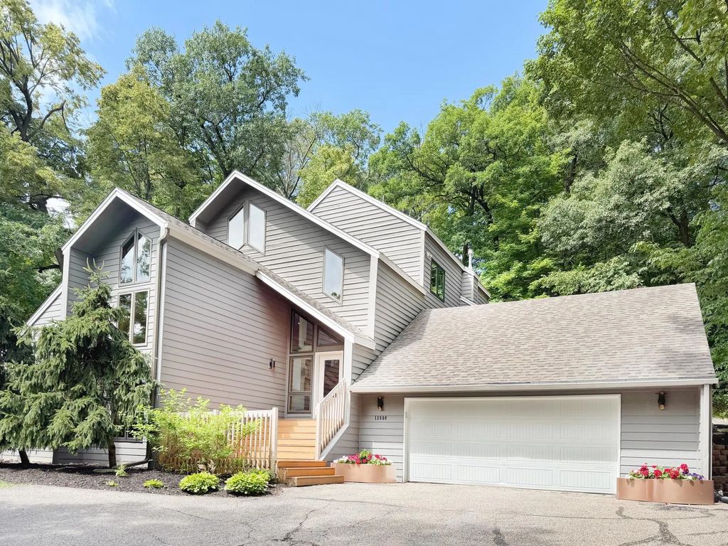 13900 Hill Ridge Drive, Hopkins
