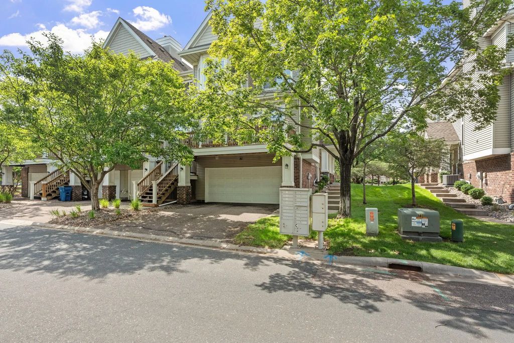 208 Christenson Way Ne, Fridley