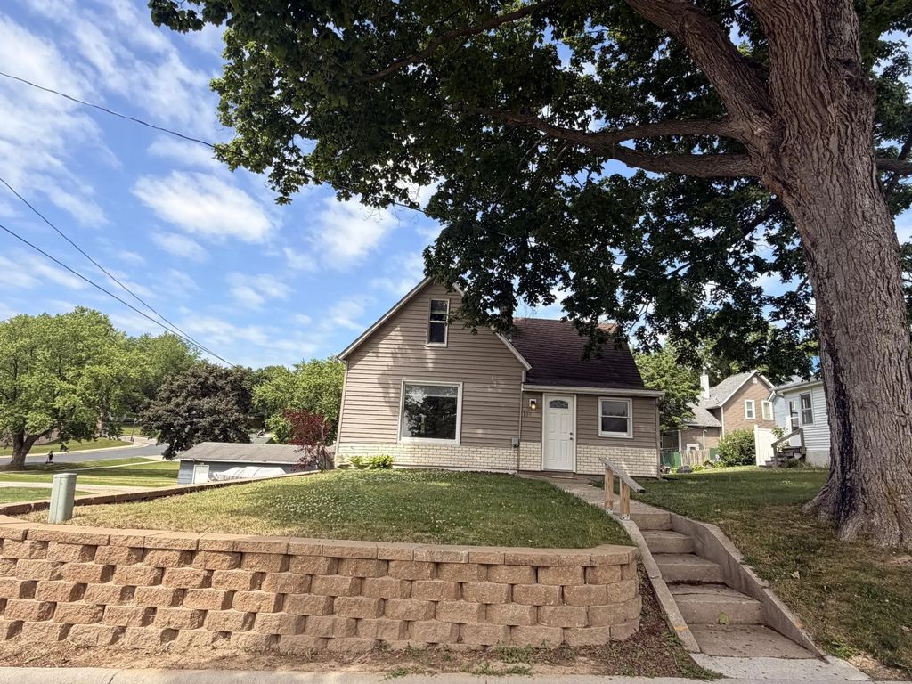 309 Pleasant Street Ne, Preston