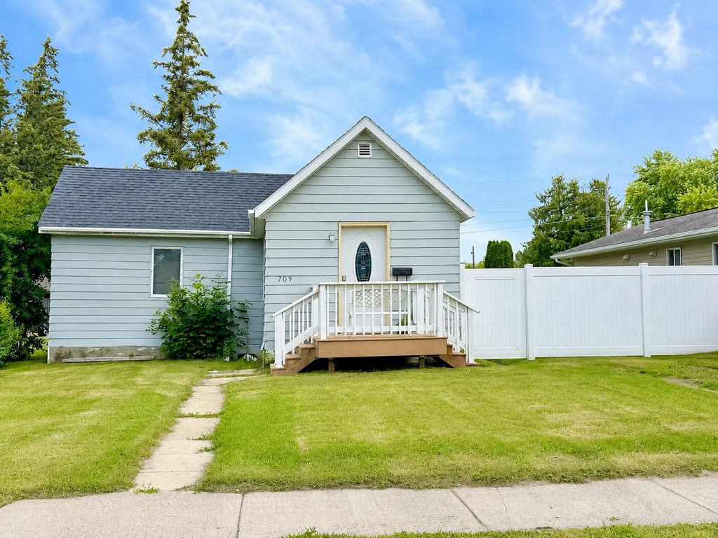 709 Center Street E, Roseau