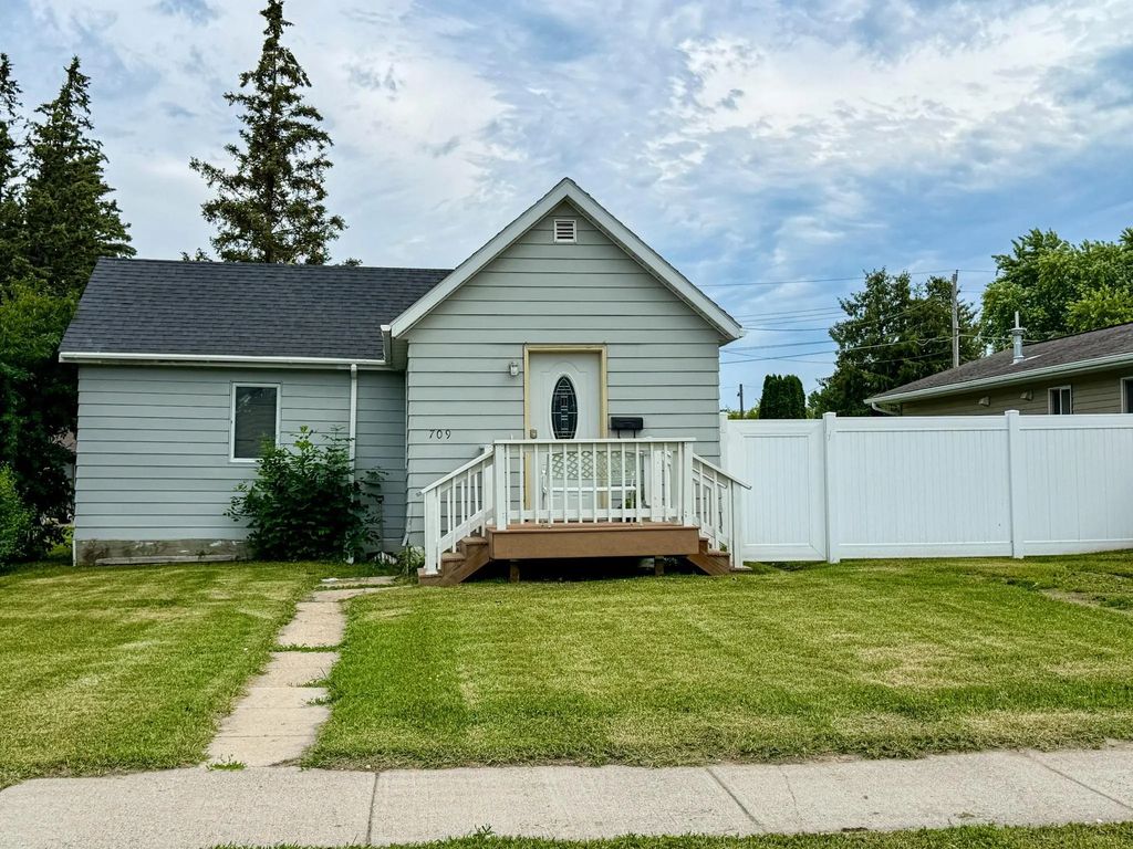 709 Center Street E, Roseau