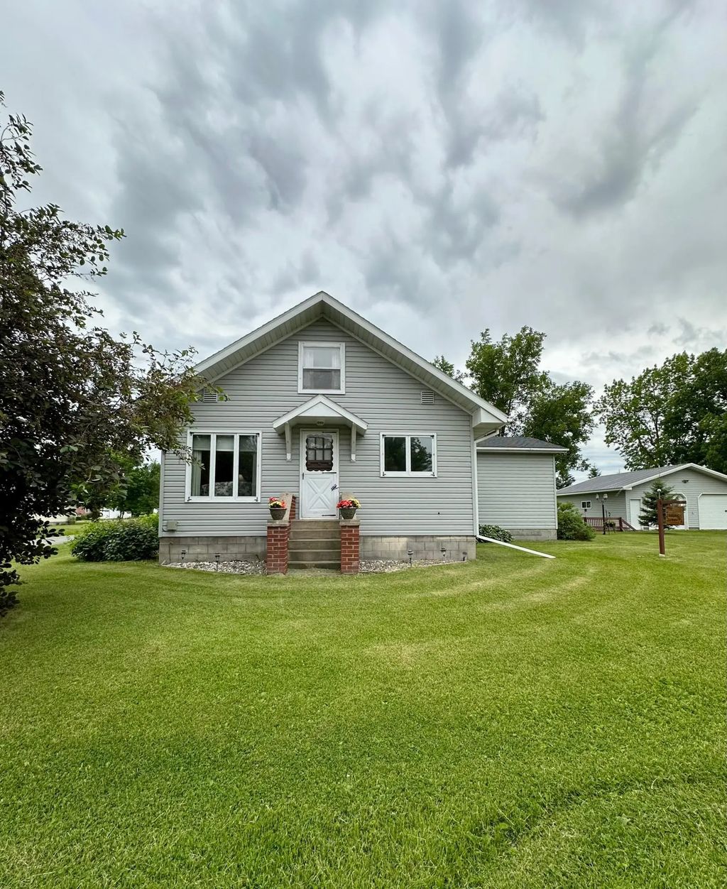 7664 Highway 11, Loman