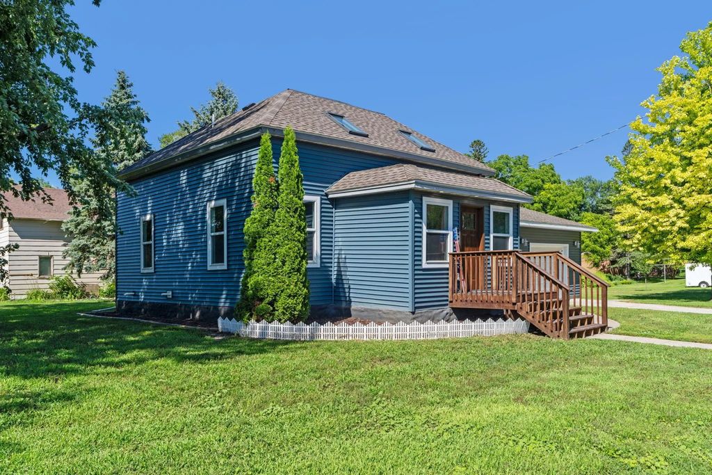451 Birch Avenue W, Hector