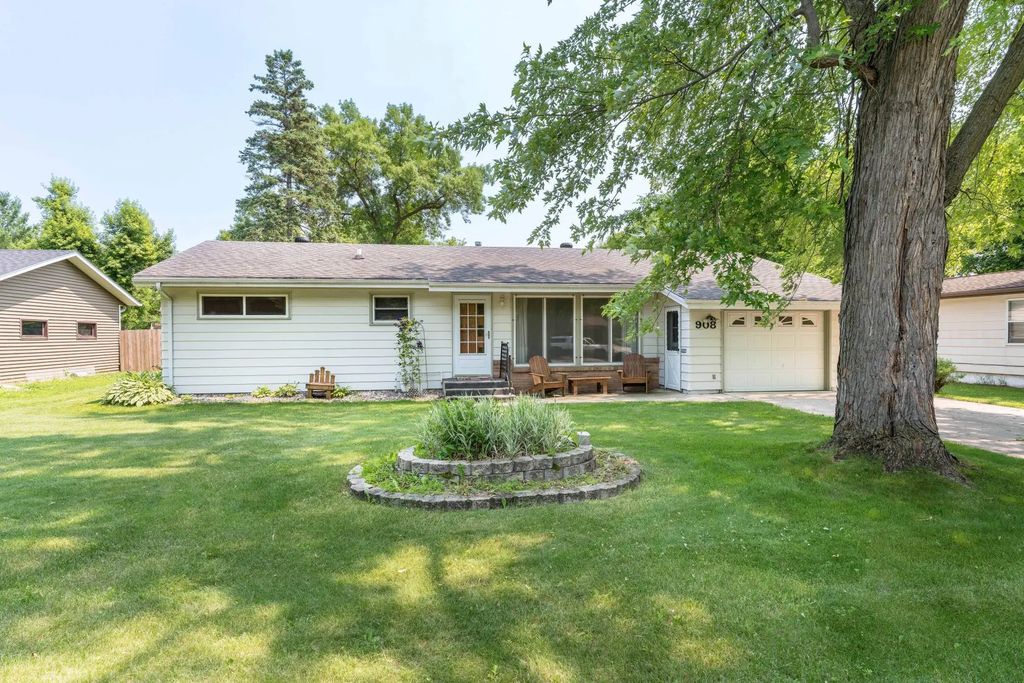 908 N 1st Avenue, Fergus Falls